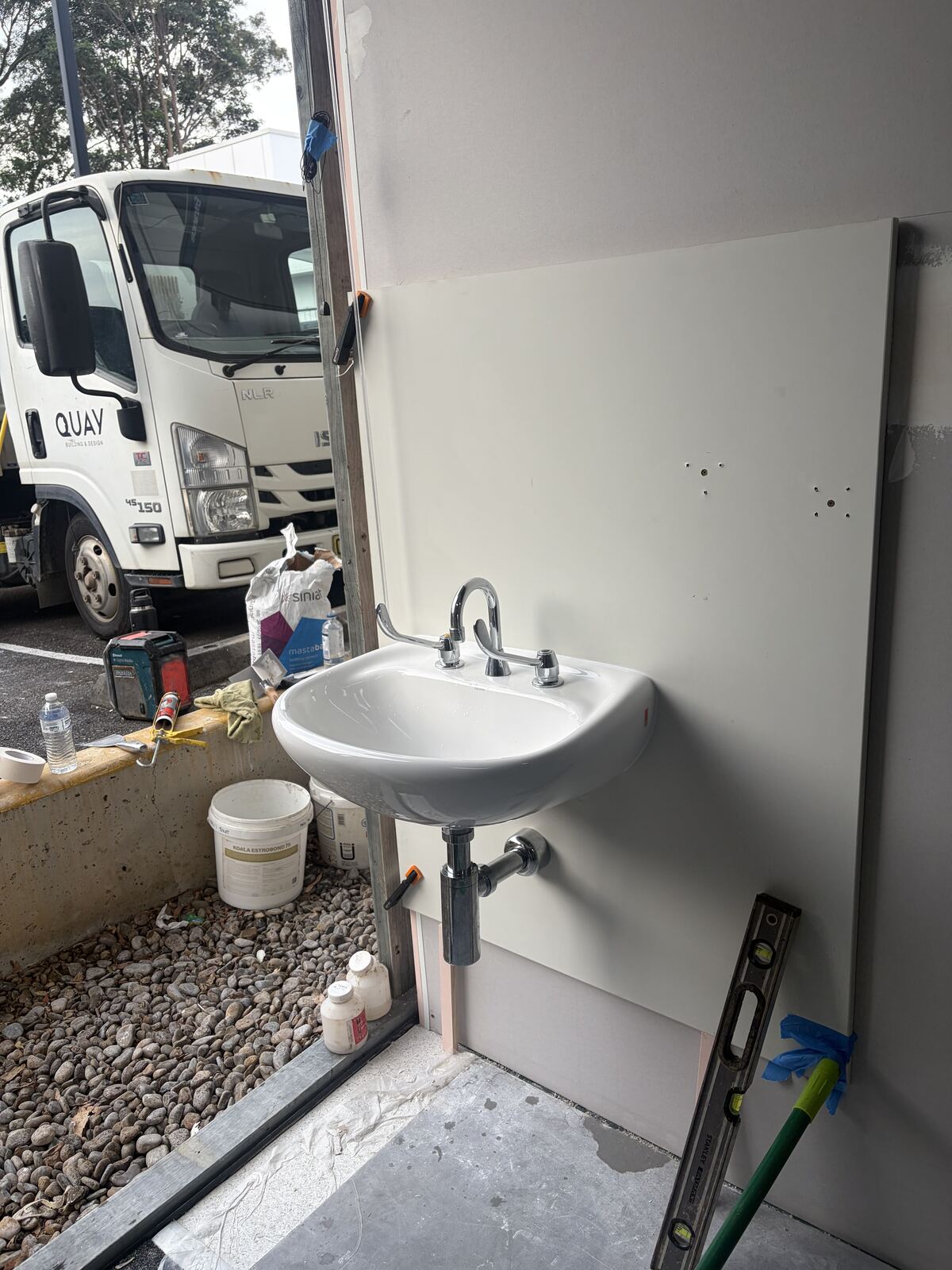 Wall-hung basin rough plumbing